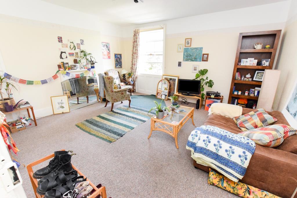 Lot: 74 - FREEHOLD INVESTMENT COMPRISING FIVE APARTMENTS WITH PARKING AND GARDENS - General view of living room flat 4